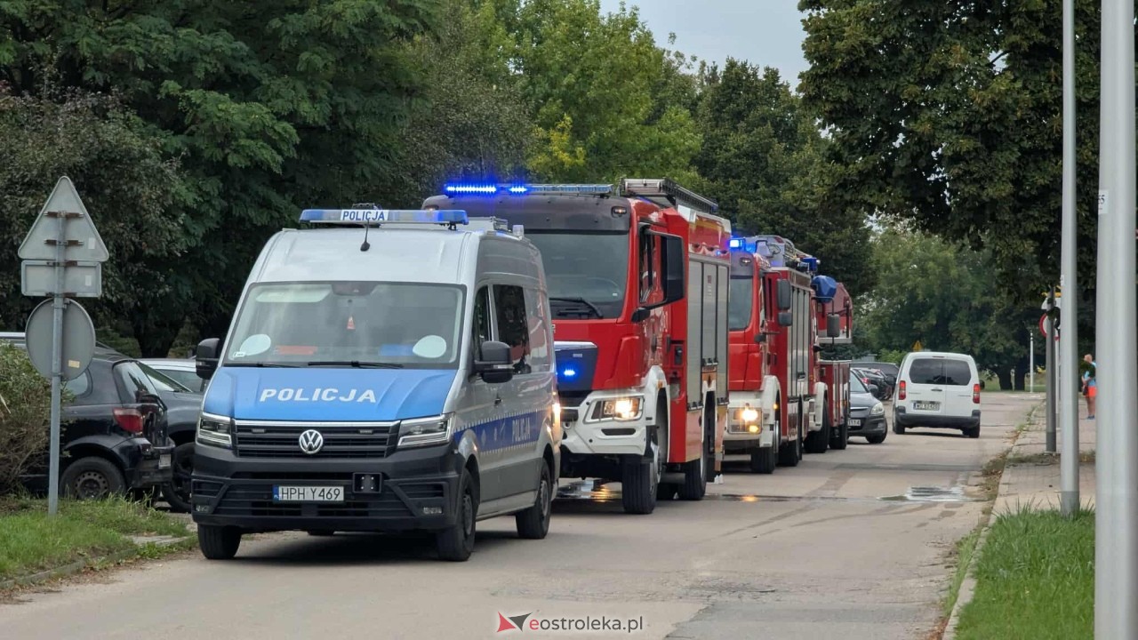Akcja ratunkowa w bloku przy Sochaczewskiego w Ostrołęce [13.09.2025] - zdjęcie #2 - eOstroleka.pl