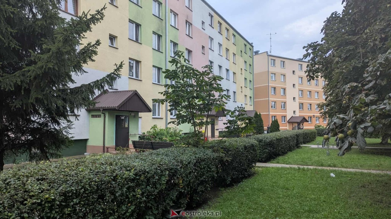 Akcja ratunkowa w bloku przy Sochaczewskiego w Ostrołęce [13.09.2025] - zdjęcie #1 - eOstroleka.pl