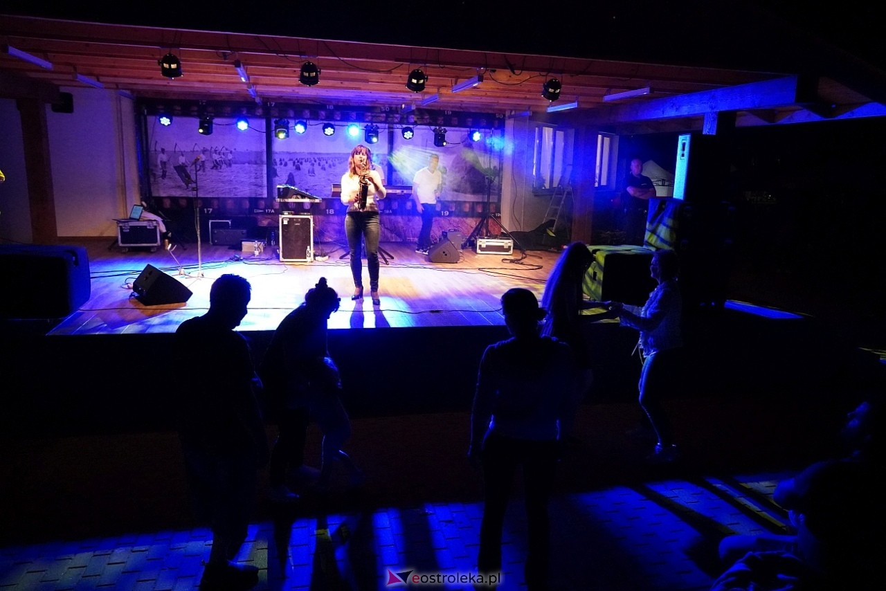 Zabawa pod gwiazdami z zespołem Everest w Baranowie [13.09.2025] - zdjęcie #31 - eOstroleka.pl