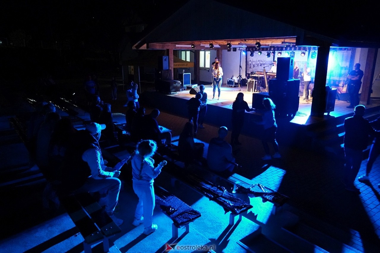 Zabawa pod gwiazdami z zespołem Everest w Baranowie [13.09.2025] - zdjęcie #24 - eOstroleka.pl