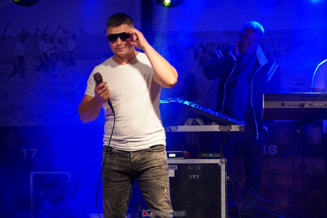 Zabawa pod gwiazdami z zespołem Everest w Baranowie [13.09.2025] - zdjęcie #18 - eOstroleka.pl