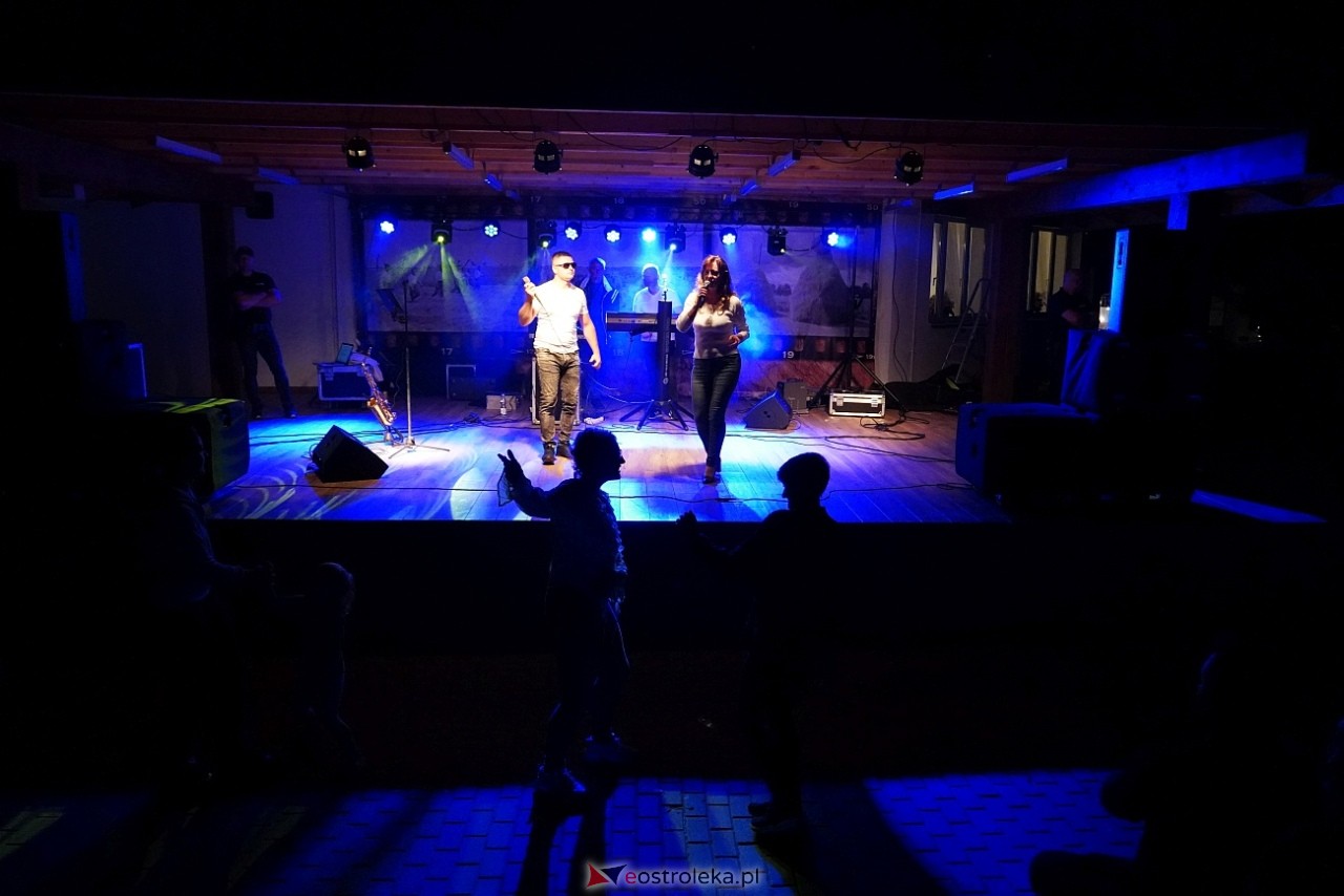 Zabawa pod gwiazdami z zespołem Everest w Baranowie [13.09.2025] - zdjęcie #14 - eOstroleka.pl