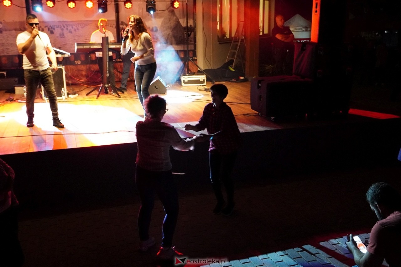 Zabawa pod gwiazdami z zespołem Everest w Baranowie [13.09.2025] - zdjęcie #13 - eOstroleka.pl