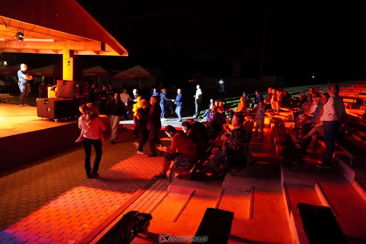 Zabawa pod gwiazdami z zespołem Everest w Baranowie [13.09.2025] - zdjęcie #8 - eOstroleka.pl