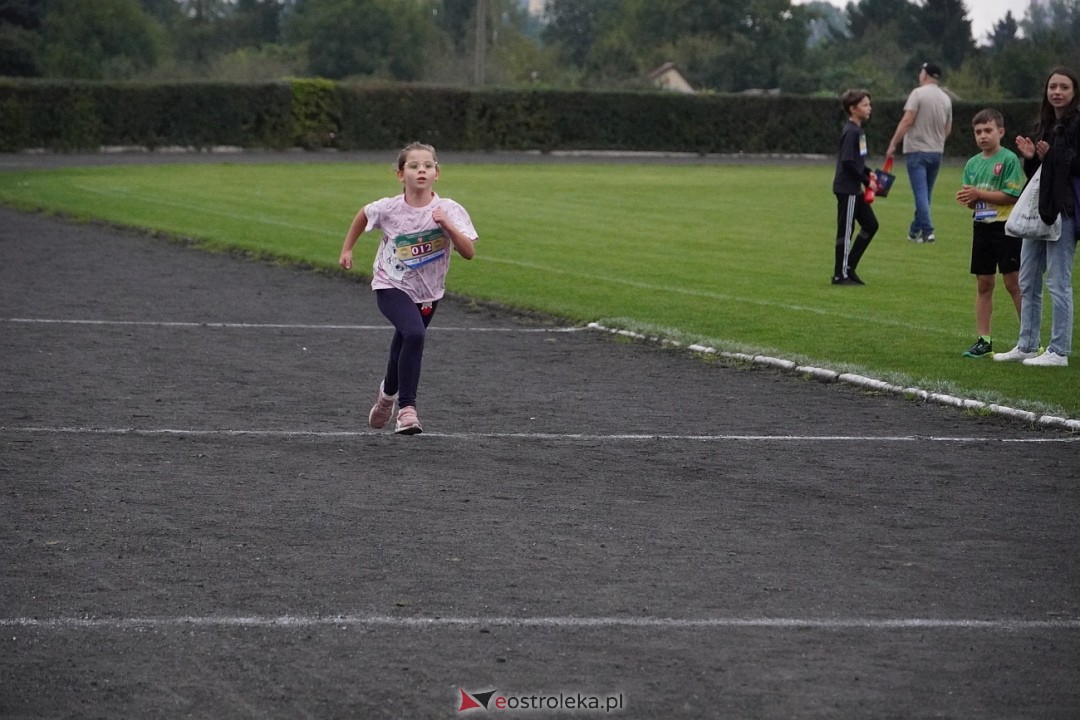 Półmaraton Kurpiowskie 2025: Mini Maraton dla Dzieci i Młodzieży [14.09.2025] - zdjęcie #172 - eOstroleka.pl