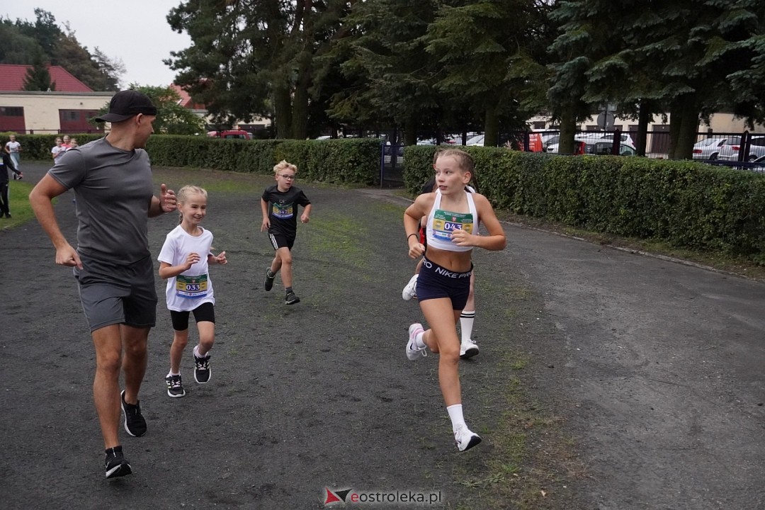 Półmaraton Kurpiowskie 2025: Mini Maraton dla Dzieci i Młodzieży [14.09.2025] - zdjęcie #134 - eOstroleka.pl