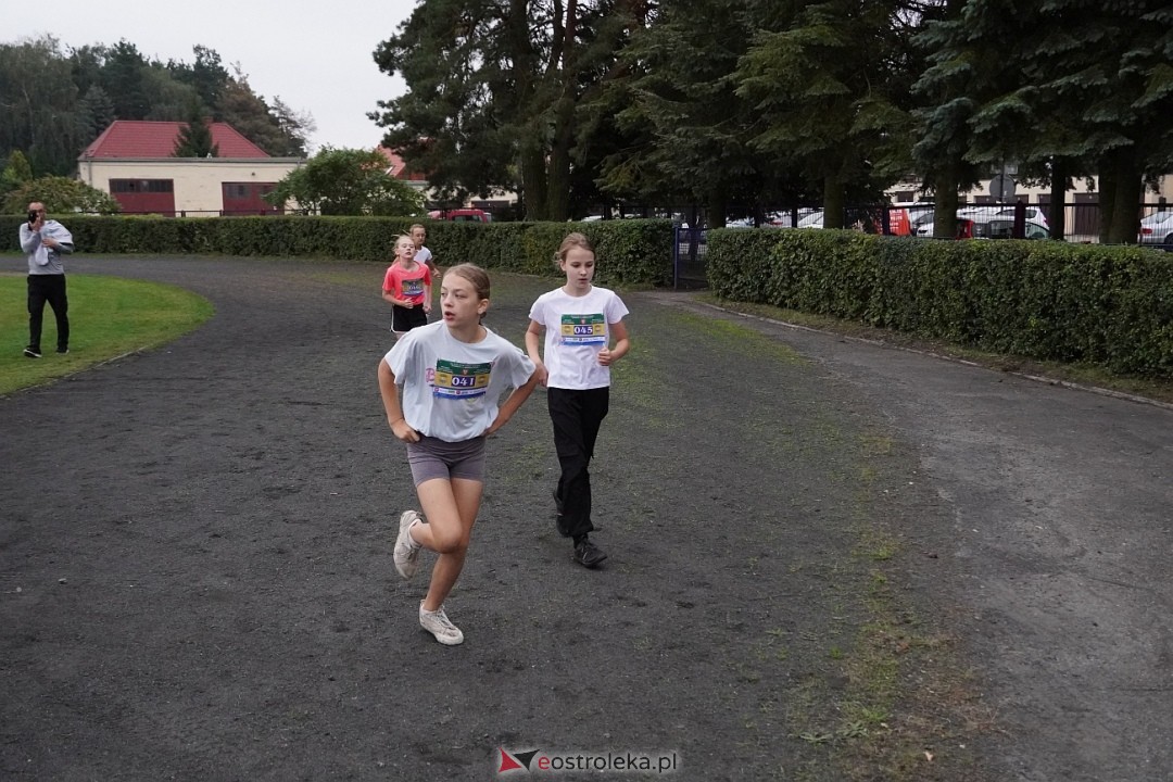Półmaraton Kurpiowskie 2025: Mini Maraton dla Dzieci i Młodzieży [14.09.2025] - zdjęcie #128 - eOstroleka.pl