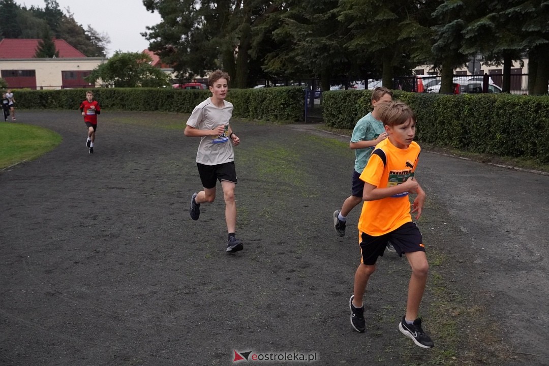 Półmaraton Kurpiowskie 2025: Mini Maraton dla Dzieci i Młodzieży [14.09.2025] - zdjęcie #79 - eOstroleka.pl