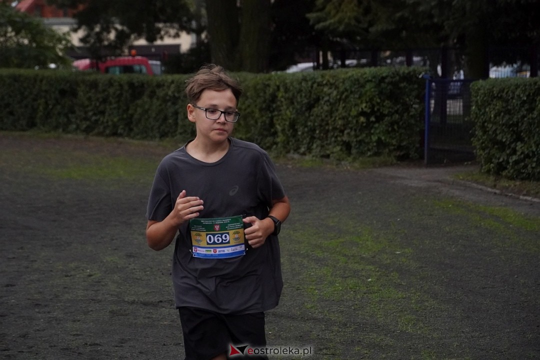 Półmaraton Kurpiowskie 2025: Mini Maraton dla Dzieci i Młodzieży [14.09.2025] - zdjęcie #73 - eOstroleka.pl