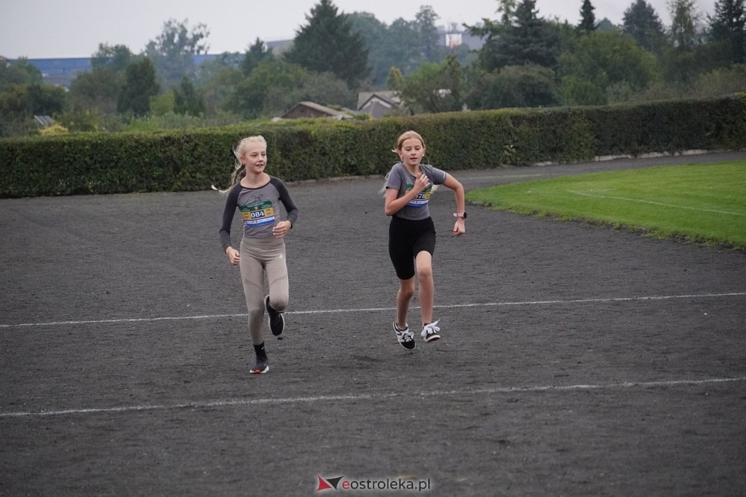 Półmaraton Kurpiowskie 2025: Mini Maraton dla Dzieci i Młodzieży [14.09.2025] - zdjęcie #48 - eOstroleka.pl