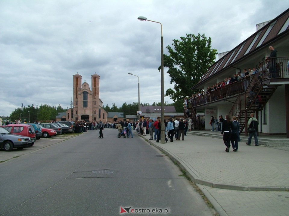 Pogrzeb Arkadiusza Gołasia - 22 września 2005  - zdjęcie #83 - eOstroleka.pl