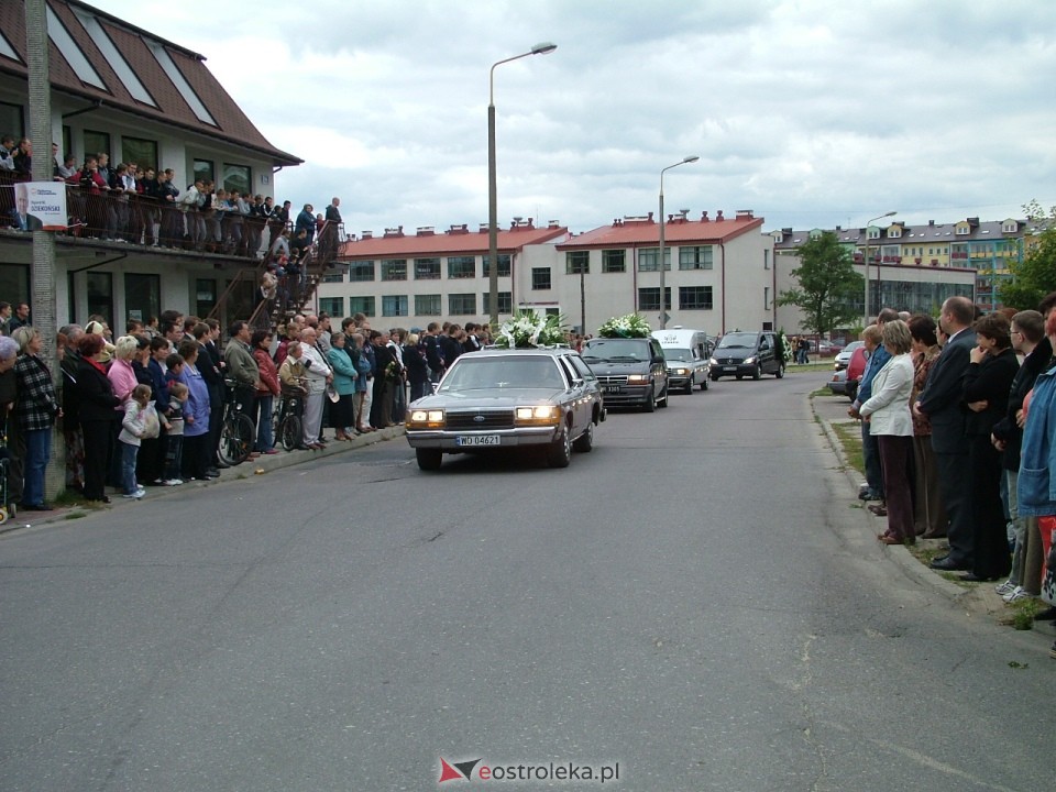Pogrzeb Arkadiusza Gołasia - 22 września 2005  - zdjęcie #80 - eOstroleka.pl
