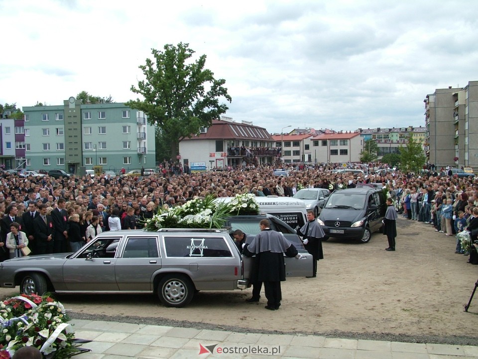 Pogrzeb Arkadiusza Gołasia - 22 września 2005  - zdjęcie #78 - eOstroleka.pl