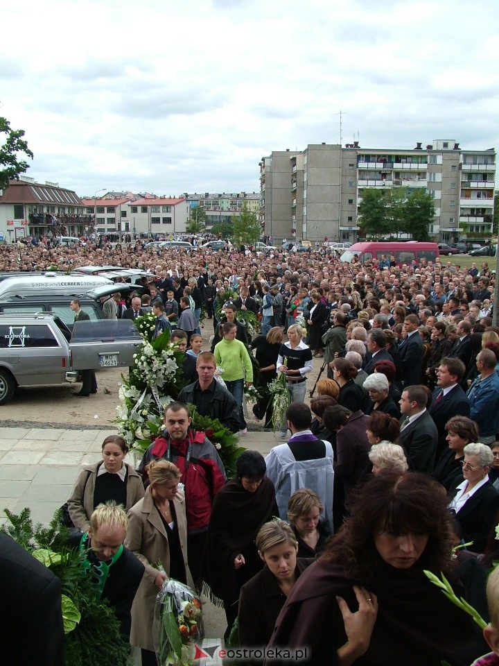 Pogrzeb Arkadiusza Gołasia - 22 września 2005  - zdjęcie #75 - eOstroleka.pl