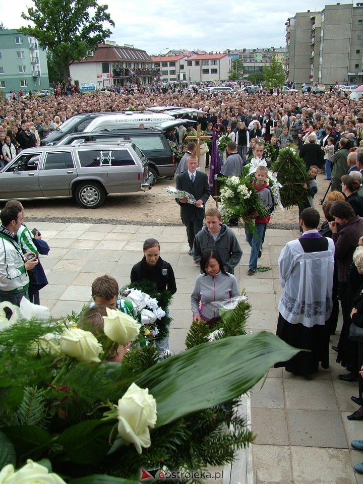 Pogrzeb Arkadiusza Gołasia - 22 września 2005  - zdjęcie #74 - eOstroleka.pl