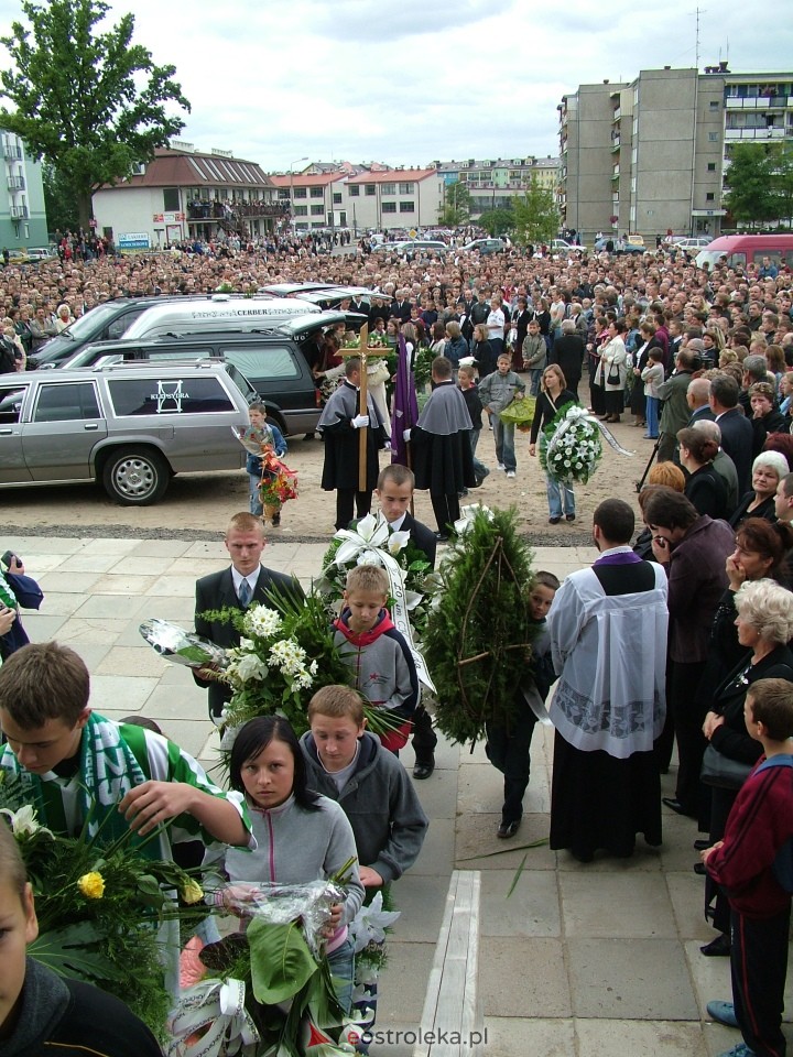 Pogrzeb Arkadiusza Gołasia - 22 września 2005  - zdjęcie #73 - eOstroleka.pl