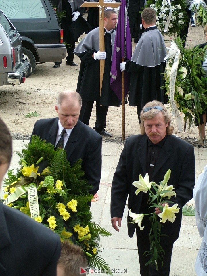 Pogrzeb Arkadiusza Gołasia - 22 września 2005  - zdjęcie #71 - eOstroleka.pl