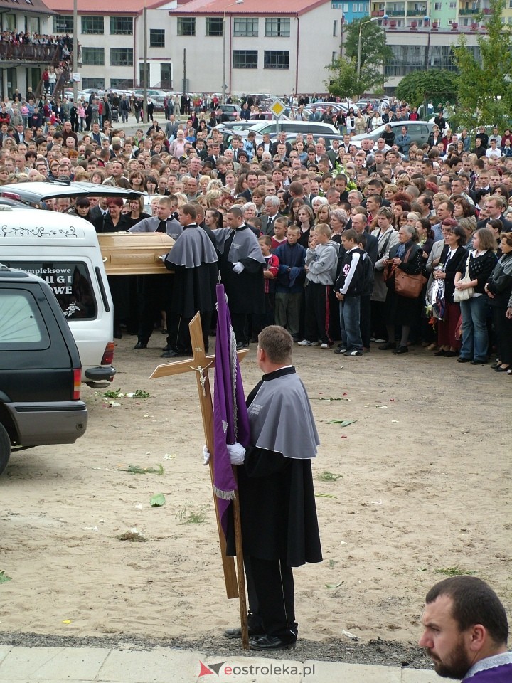 Pogrzeb Arkadiusza Gołasia - 22 września 2005  - zdjęcie #69 - eOstroleka.pl