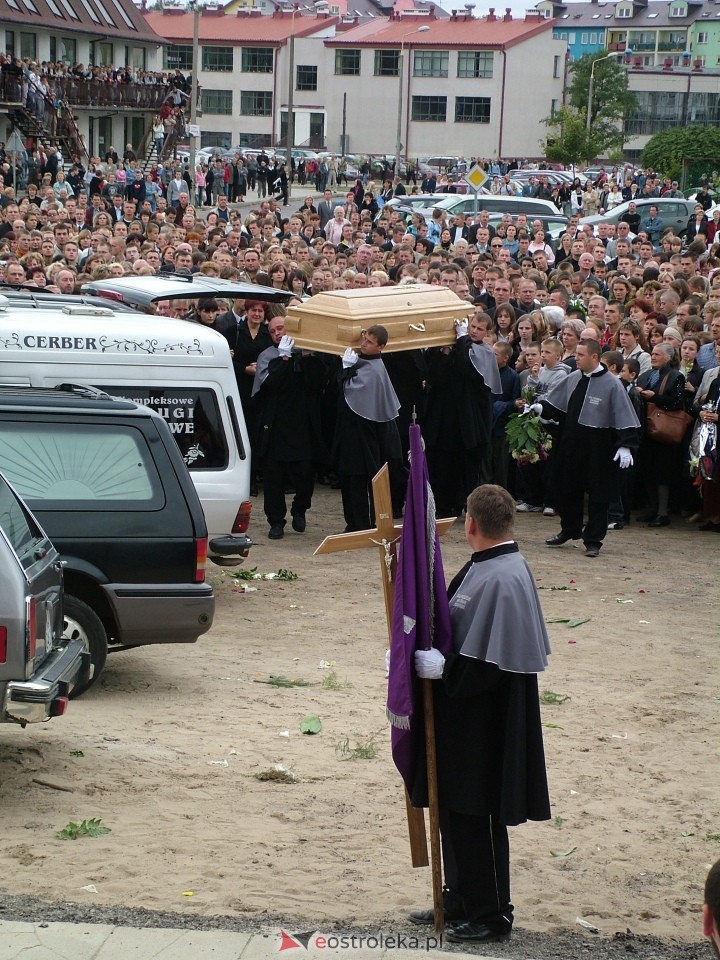 Pogrzeb Arkadiusza Gołasia - 22 września 2005  - zdjęcie #68 - eOstroleka.pl