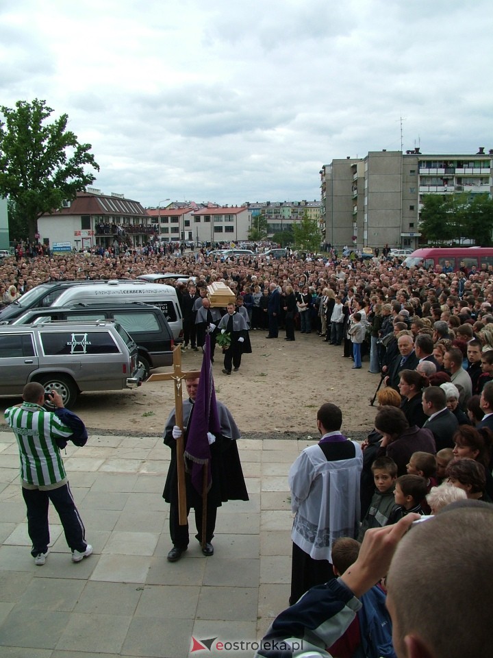Pogrzeb Arkadiusza Gołasia - 22 września 2005  - zdjęcie #67 - eOstroleka.pl