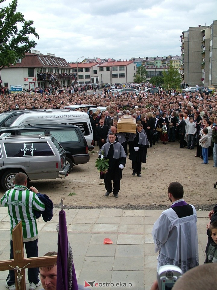 Pogrzeb Arkadiusza Gołasia - 22 września 2005  - zdjęcie #66 - eOstroleka.pl