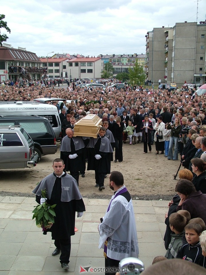 Pogrzeb Arkadiusza Gołasia - 22 września 2005  - zdjęcie #65 - eOstroleka.pl