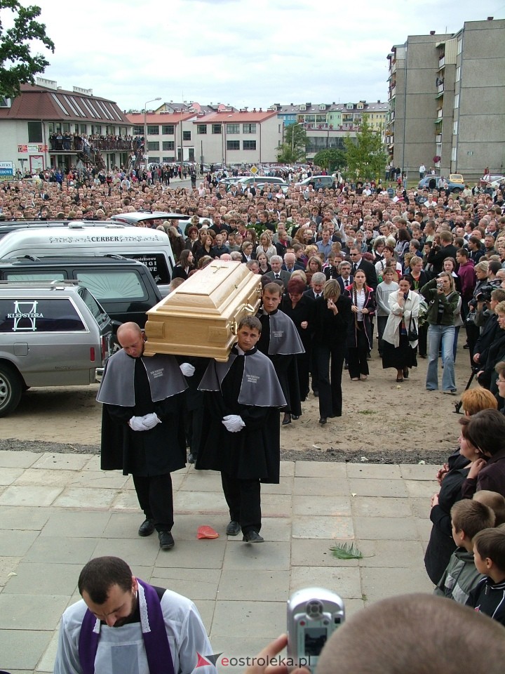 Pogrzeb Arkadiusza Gołasia - 22 września 2005  - zdjęcie #64 - eOstroleka.pl