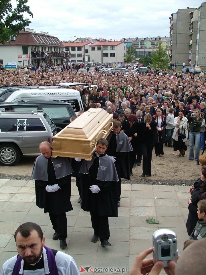 Pogrzeb Arkadiusza Gołasia - 22 września 2005  - zdjęcie #63 - eOstroleka.pl