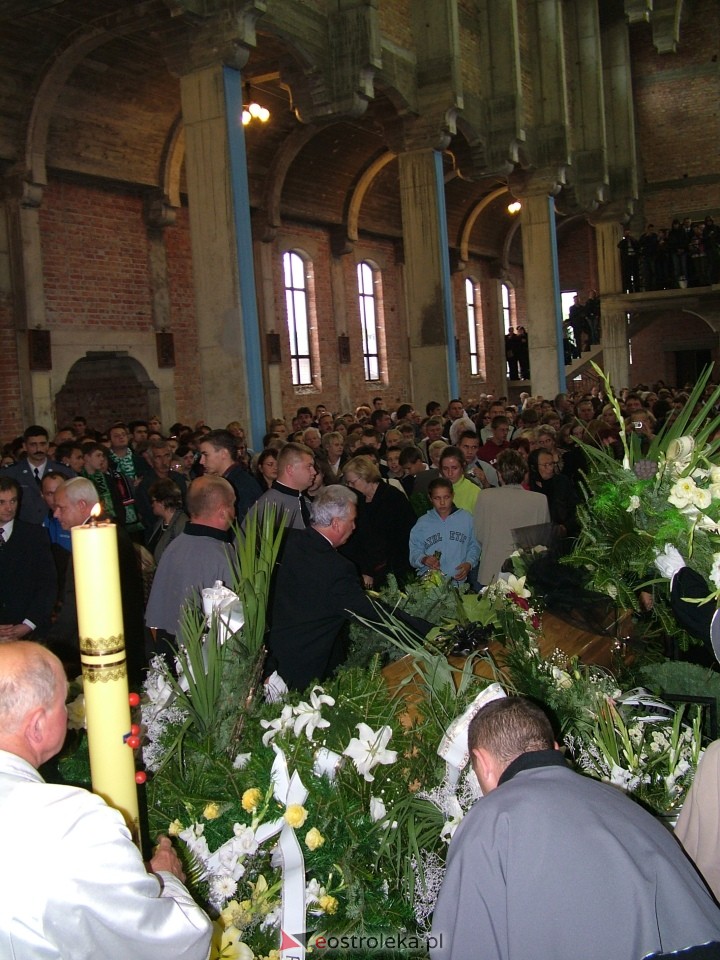 Pogrzeb Arkadiusza Gołasia - 22 września 2005  - zdjęcie #59 - eOstroleka.pl