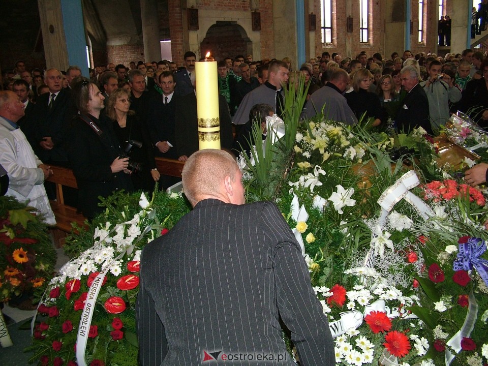Pogrzeb Arkadiusza Gołasia - 22 września 2005  - zdjęcie #58 - eOstroleka.pl