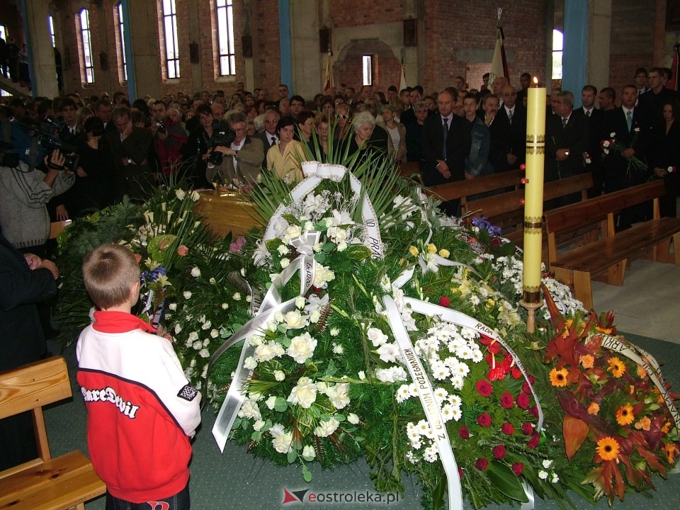 Pogrzeb Arkadiusza Gołasia - 22 września 2005  - zdjęcie #57 - eOstroleka.pl