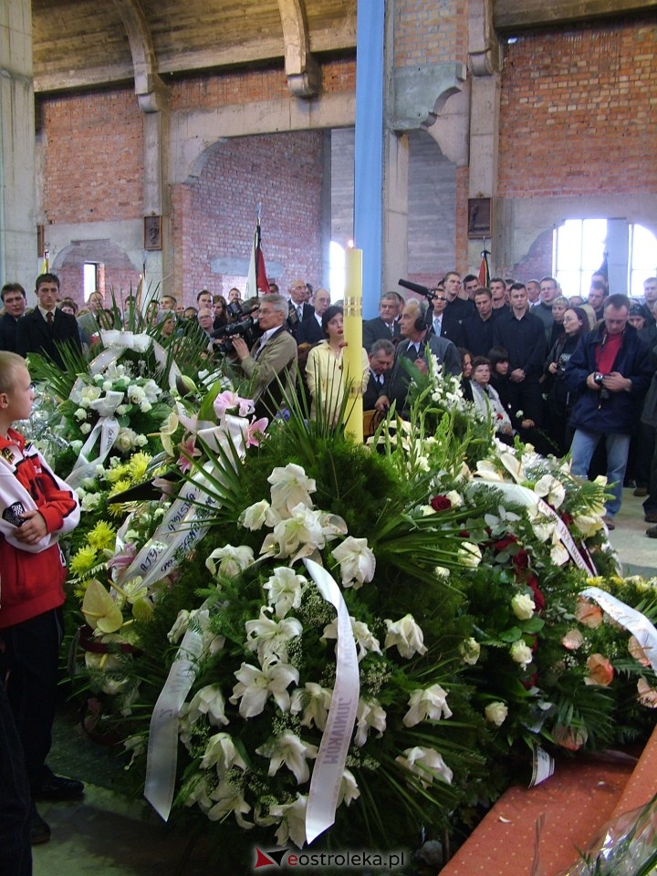 Pogrzeb Arkadiusza Gołasia - 22 września 2005  - zdjęcie #54 - eOstroleka.pl