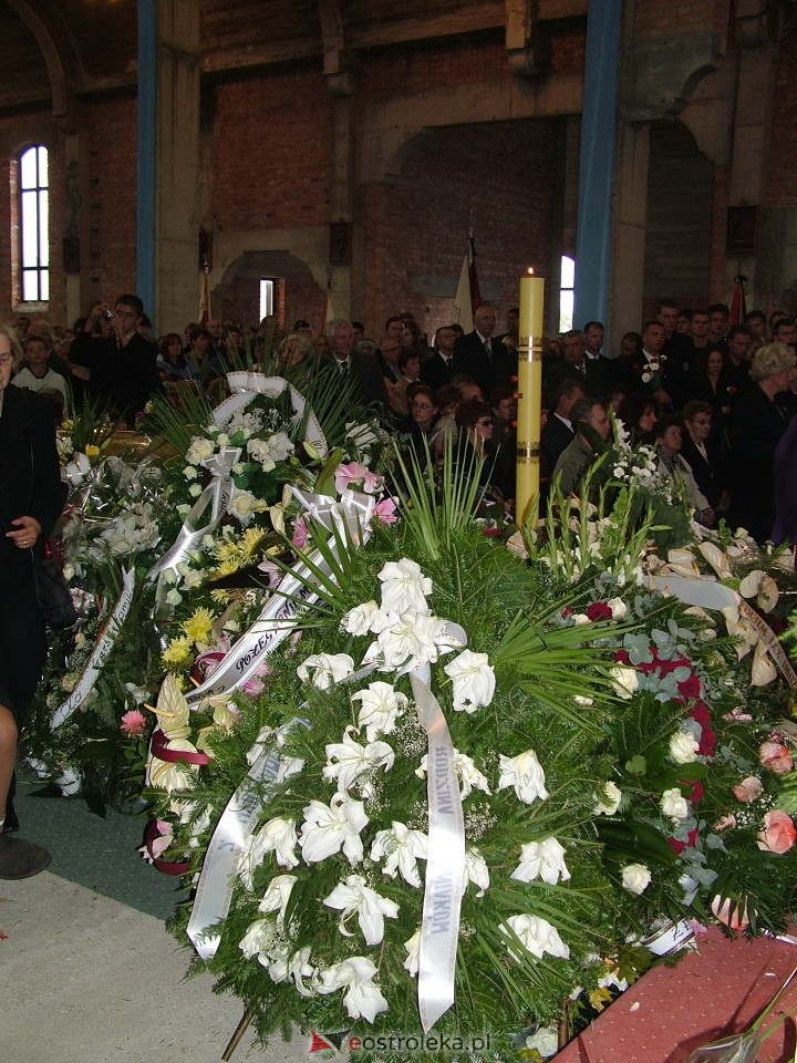 Pogrzeb Arkadiusza Gołasia - 22 września 2005  - zdjęcie #49 - eOstroleka.pl