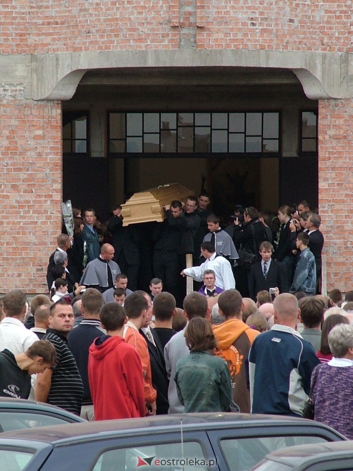 Pogrzeb Arkadiusza Gołasia - 22 września 2005  - zdjęcie #46 - eOstroleka.pl