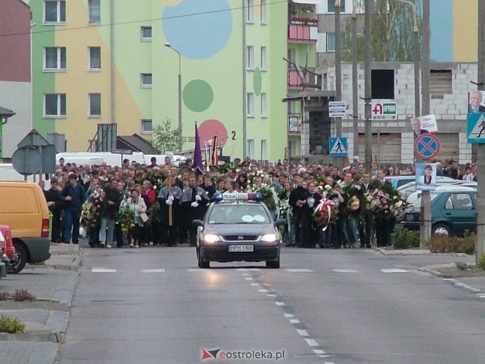 Pogrzeb Arkadiusza Gołasia - 22 września 2005  - zdjęcie #45 - eOstroleka.pl