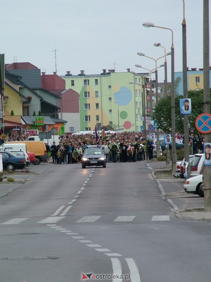 Pogrzeb Arkadiusza Gołasia - 22 września 2005  - zdjęcie #44 - eOstroleka.pl
