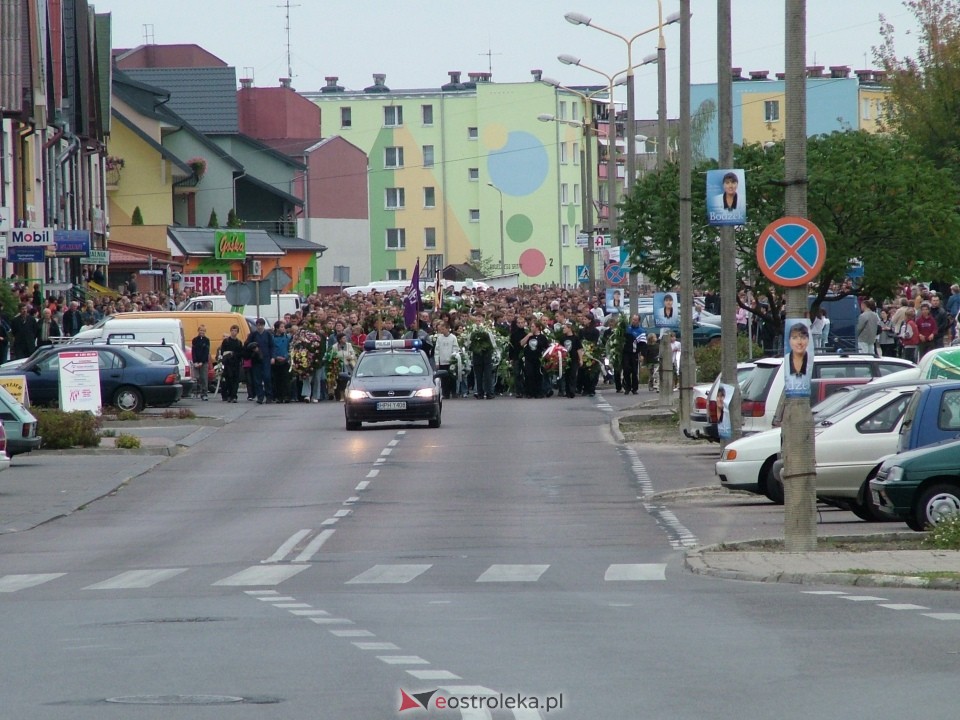 Pogrzeb Arkadiusza Gołasia - 22 września 2005  - zdjęcie #43 - eOstroleka.pl
