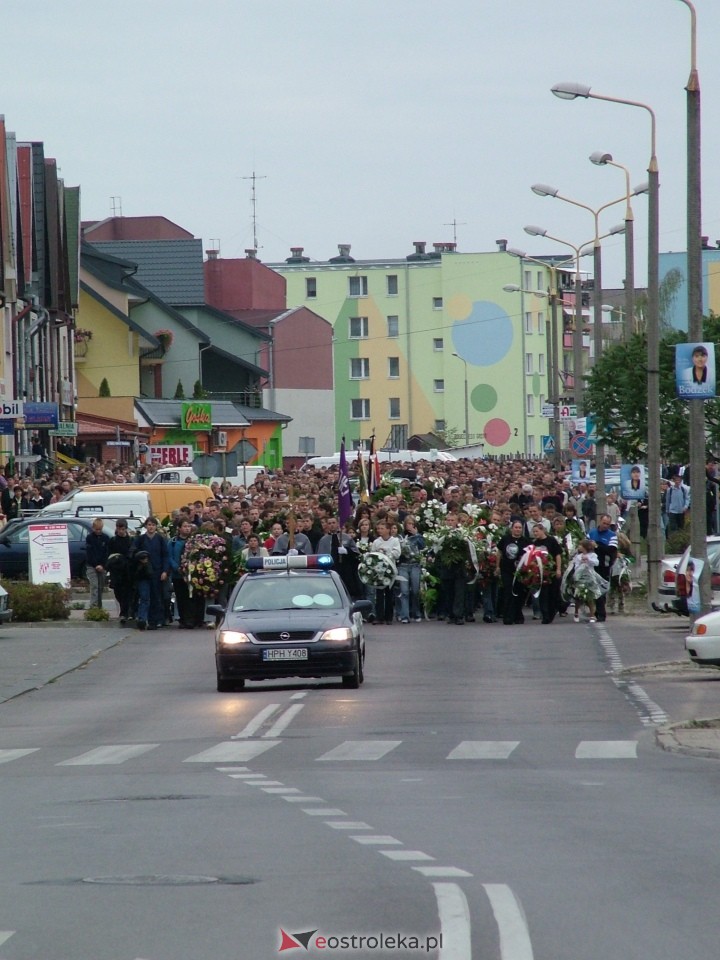 Pogrzeb Arkadiusza Gołasia - 22 września 2005  - zdjęcie #42 - eOstroleka.pl