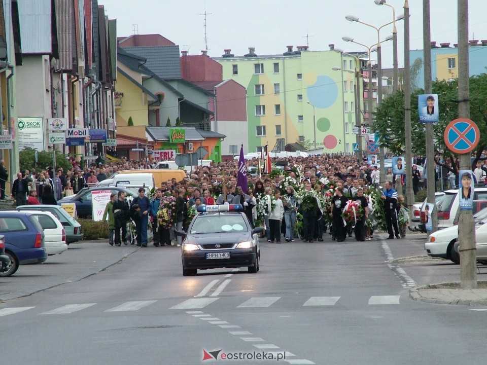 Pogrzeb Arkadiusza Gołasia - 22 września 2005  - zdjęcie #41 - eOstroleka.pl