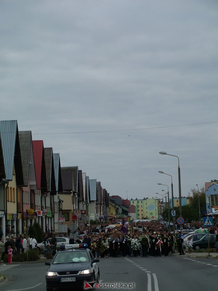 Pogrzeb Arkadiusza Gołasia - 22 września 2005  - zdjęcie #39 - eOstroleka.pl