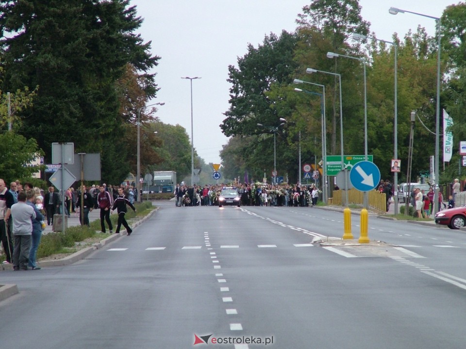 Pogrzeb Arkadiusza Gołasia - 22 września 2005  - zdjęcie #37 - eOstroleka.pl