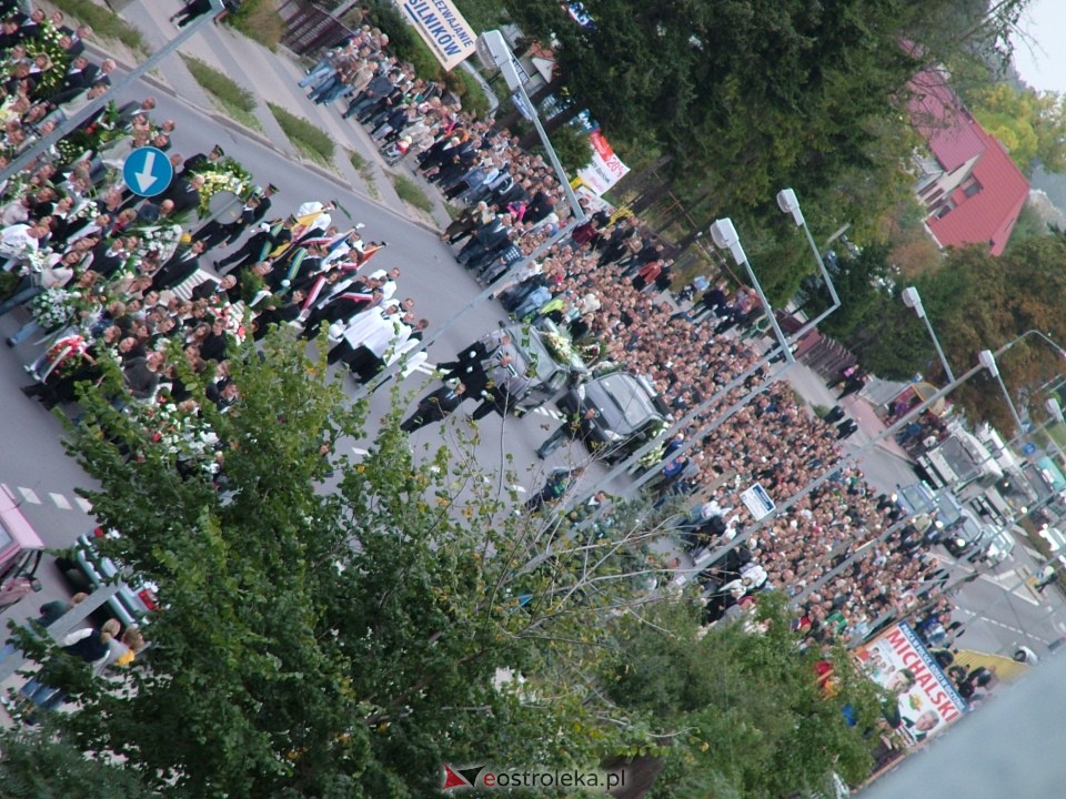 Pogrzeb Arkadiusza Gołasia - 22 września 2005  - zdjęcie #34 - eOstroleka.pl