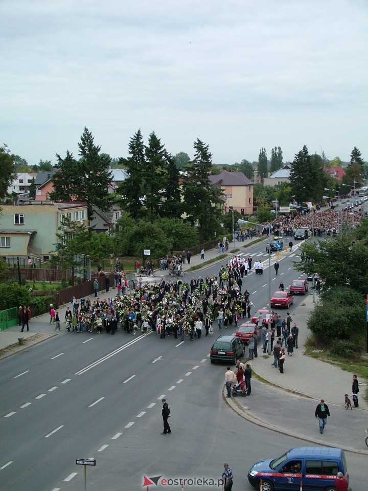 Pogrzeb Arkadiusza Gołasia - 22 września 2005  - zdjęcie #33 - eOstroleka.pl