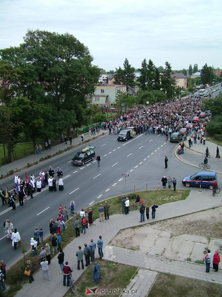 Pogrzeb Arkadiusza Gołasia - 22 września 2005  - zdjęcie #24 - eOstroleka.pl