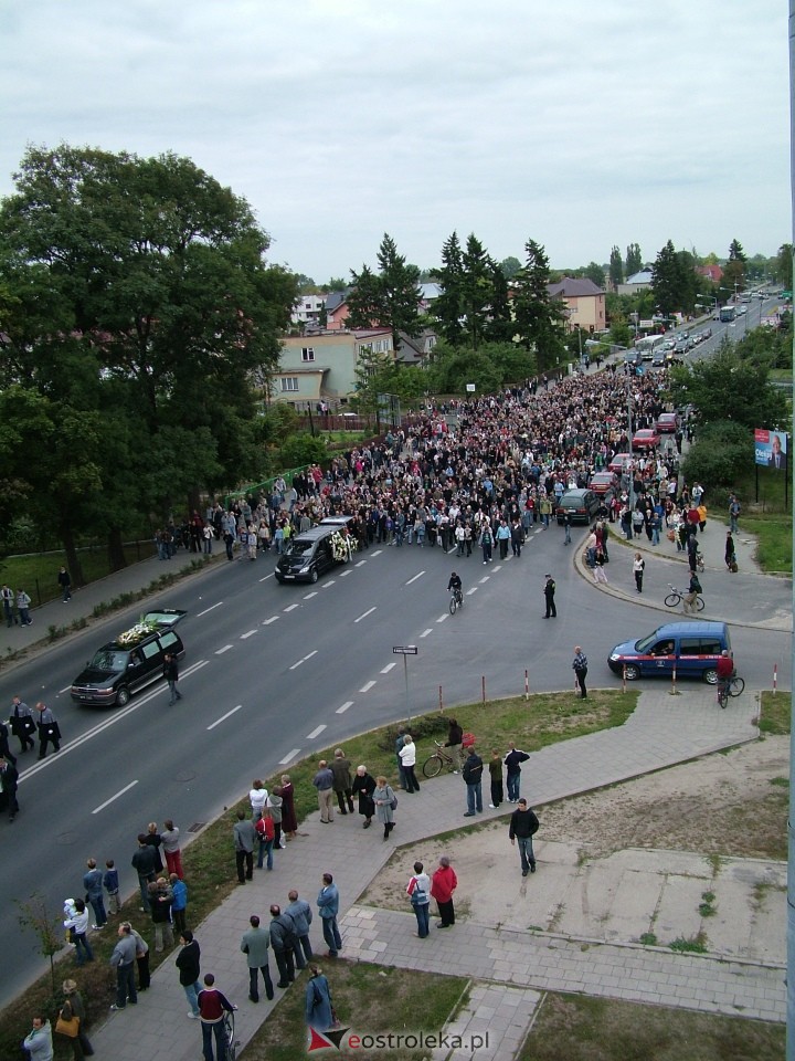 Pogrzeb Arkadiusza Gołasia - 22 września 2005  - zdjęcie #23 - eOstroleka.pl