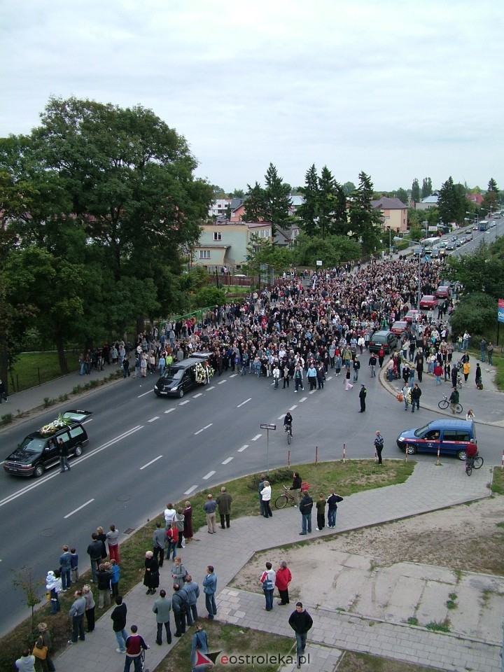 Pogrzeb Arkadiusza Gołasia - 22 września 2005  - zdjęcie #22 - eOstroleka.pl