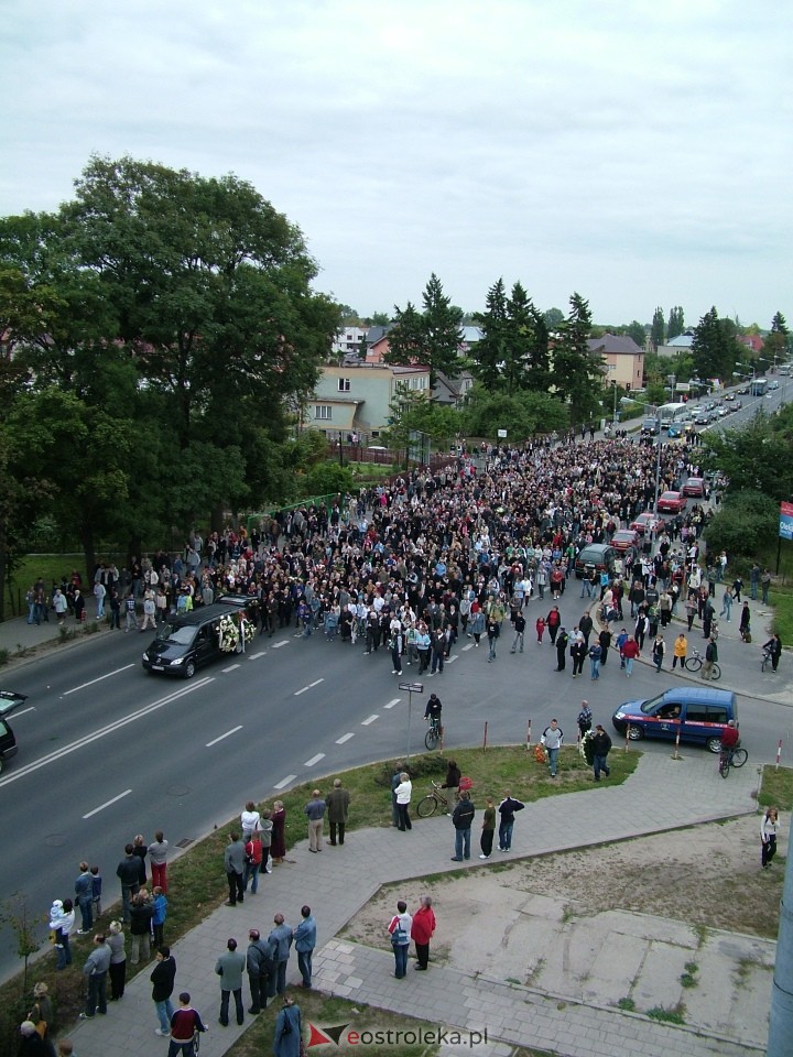 Pogrzeb Arkadiusza Gołasia - 22 września 2005  - zdjęcie #21 - eOstroleka.pl