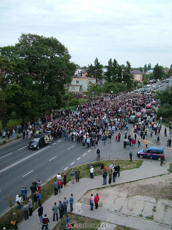 Pogrzeb Arkadiusza Gołasia - 22 września 2005  - zdjęcie #20 - eOstroleka.pl
