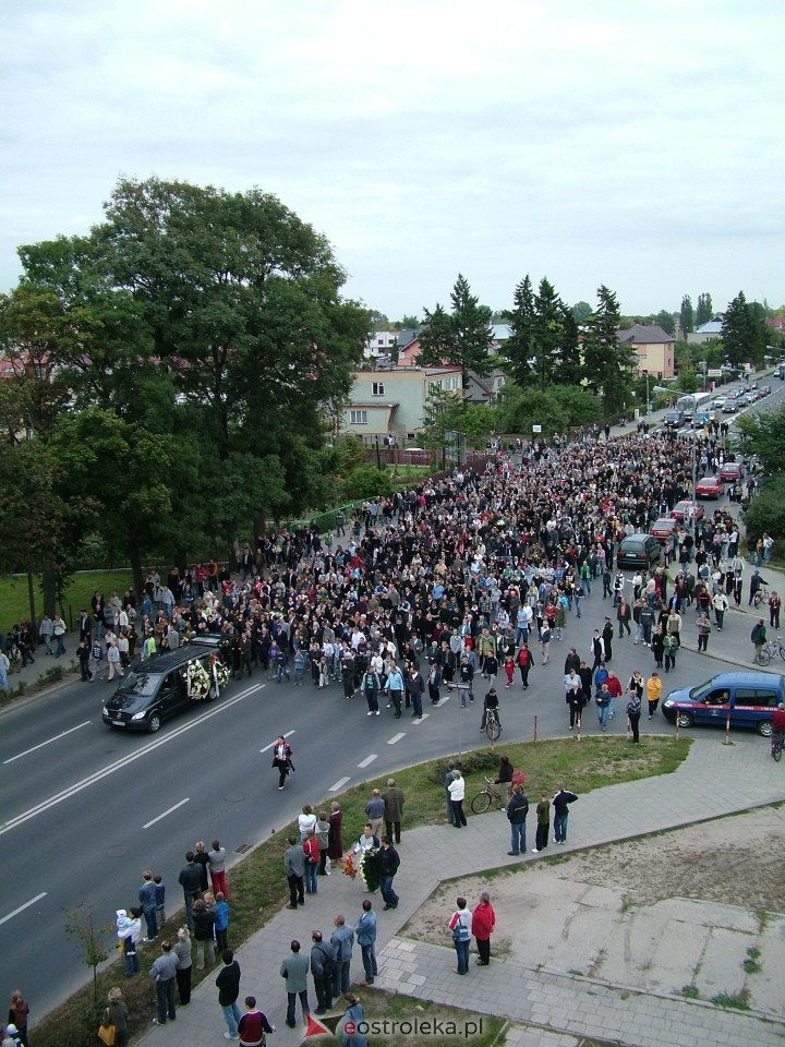 Pogrzeb Arkadiusza Gołasia - 22 września 2005  - zdjęcie #19 - eOstroleka.pl