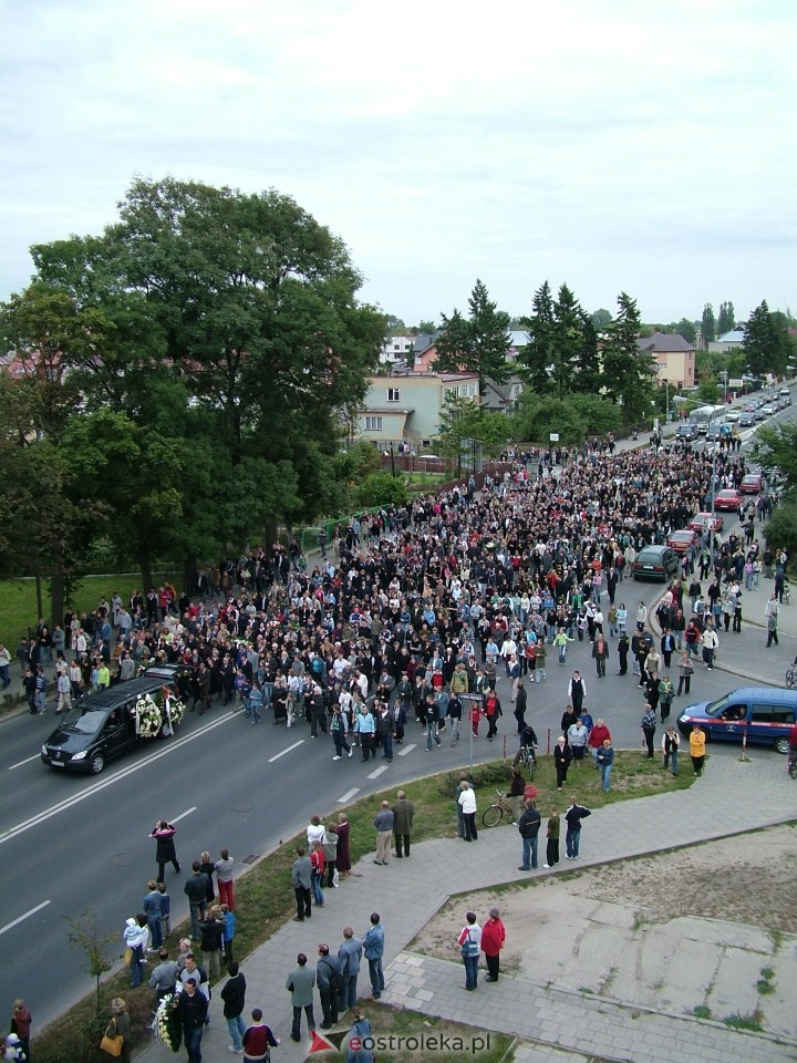 Pogrzeb Arkadiusza Gołasia - 22 września 2005  - zdjęcie #18 - eOstroleka.pl